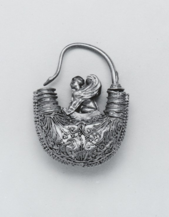 Boat-Shaped Earring with Sphinx