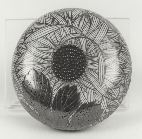 Box for Face Powder (te bako) with Chrysanthemum