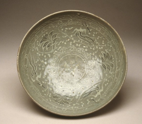Bowl with Design of Phoenixes and Flowers