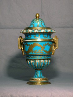 One of a Pair of Vases (Vase à anses carrées)