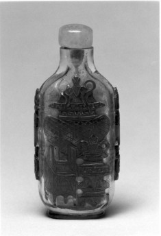 Snuff Bottle with Antiques
