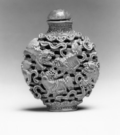 Snuff Bottle with Lions and Brocaded Tassels