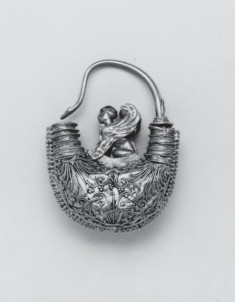 Boat-Shaped Earring with Sphinx