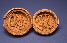 Rosary Bead with Scene of Christ Carrying the Cross