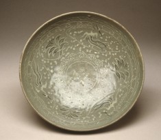 Bowl with Design of Phoenixes and Flowers