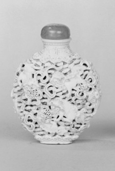 Snuff Bottle with Lions and Tasseled Balls