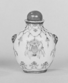 Snuff Bottle with Lamps and Garlands