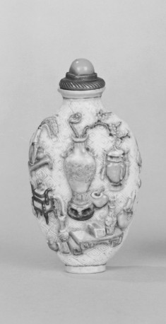 Snuff Bottle with Precious Objects