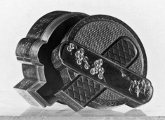 Box in the Shape of Two Inksticks Crossed on an Inkstone