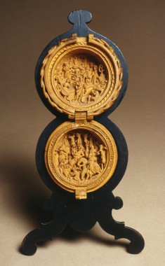 Rosary Pendant Bead with the Crucifixion and Resurrection