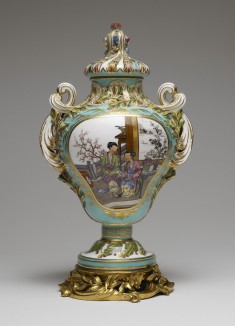 One of a Pair of Potpourri Vases (Vase pot pourri feuilles de mirte)