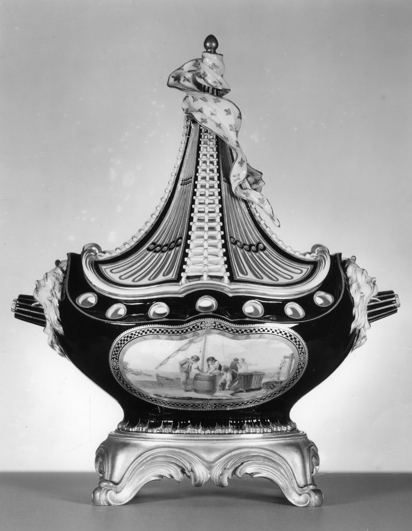 Image for Potpourri Vase (Vase potpourri à vaisseau)