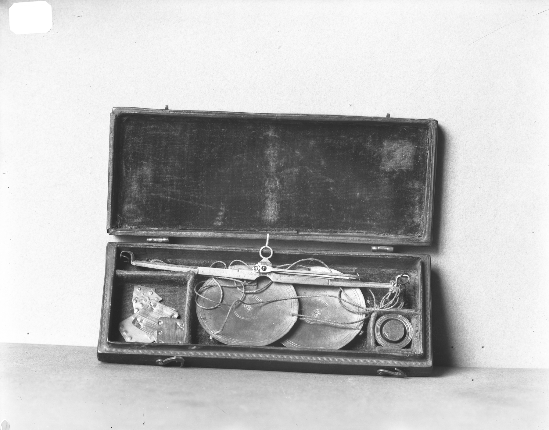 Image for Set of scales and weights;leather case