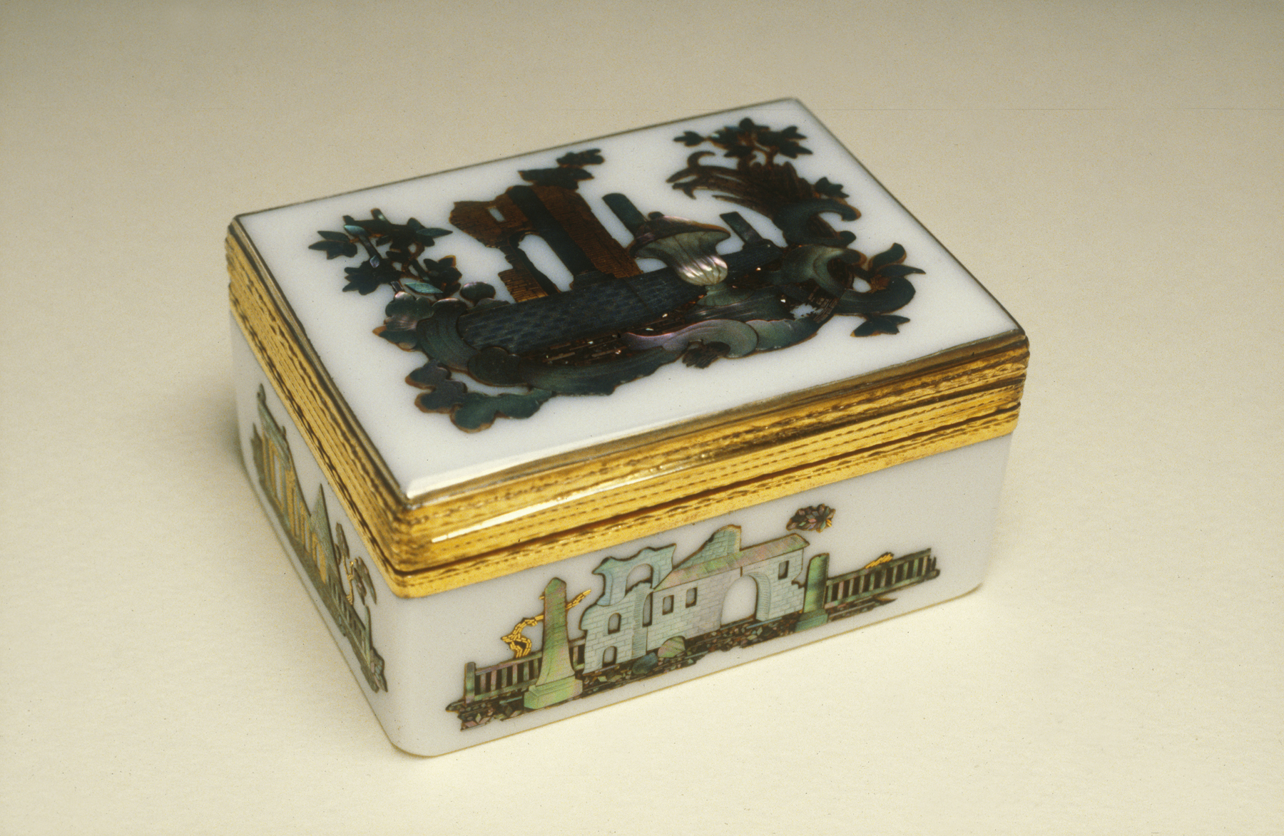 Image for White Glass Snuffbox with Shell Decorations
