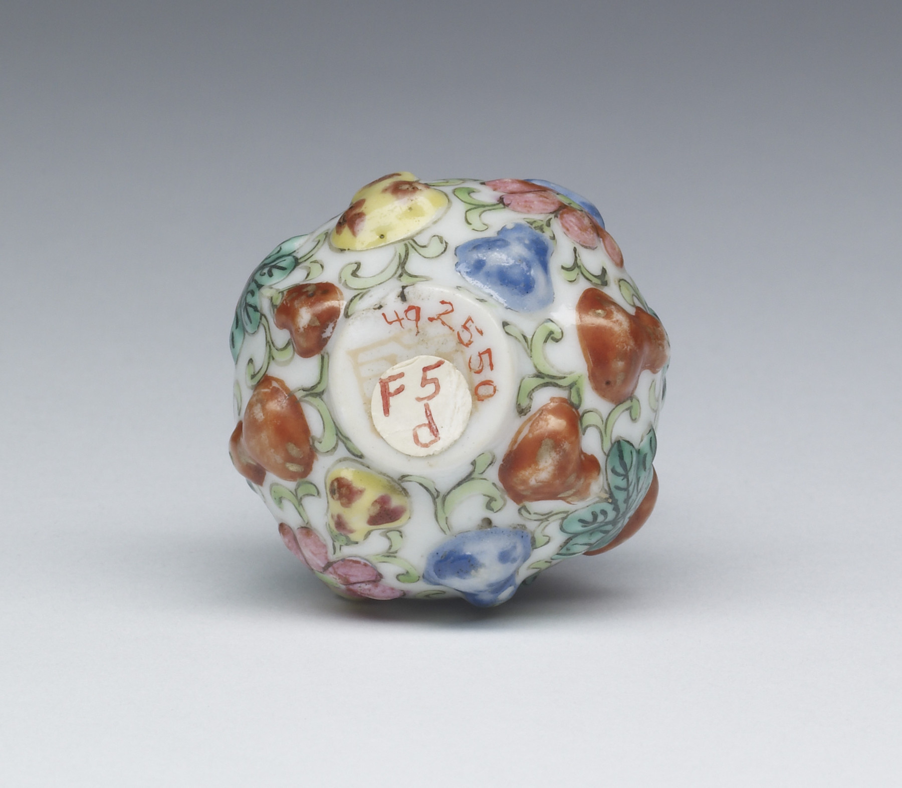 Image for Snuff Bottle Decorated with Gourds and Vines