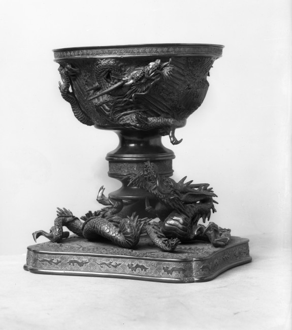 Flower container? with three-clawed dragon with a detachable pedestal
