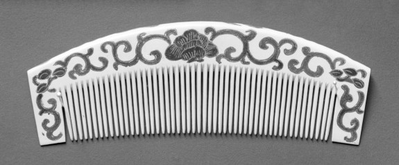 Ornamental comb (kushi) with floral decoration