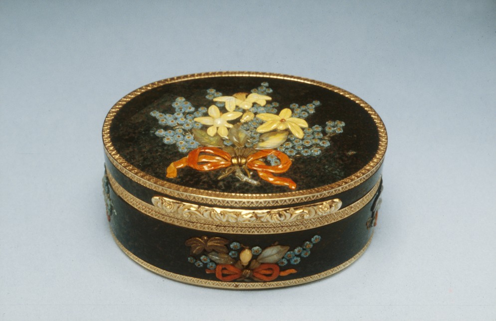 Snuffbox with Hardstone Flowers