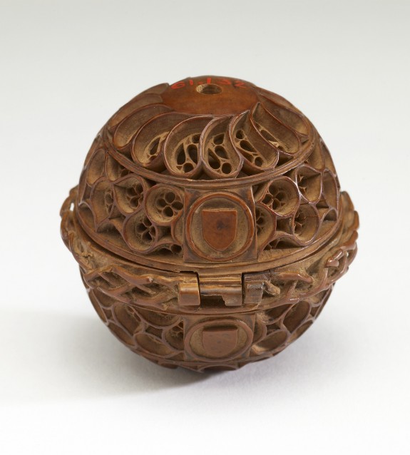 Prayer Nut Pendant | 61.132 | The Walters Art Museum