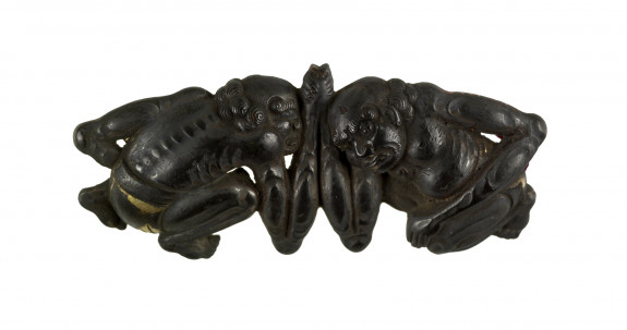 Tobacco pouch clasp with arm wrestlers