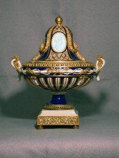 One of a Pair of Potpourri Vases (Vase ovale Mercure)