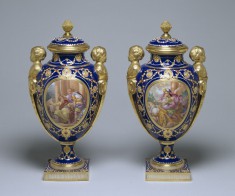 Pair of Vases (Vases des âges à têtes d'enfants)
