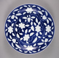 Plate with Reserved Plum Blossoms