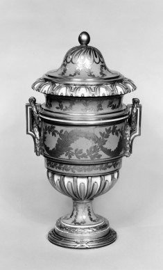 One of a Pair of Vases (Vase à anses carrées)