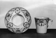 Cup and Socketed Saucer (gobelet et soucoupe “enfoncé”)