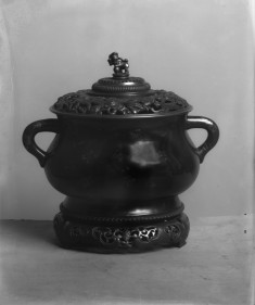 Inscription in raised characters bottom