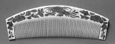 Ornamental comb (kushi) with A pheonix and peonies in red/green