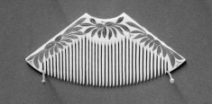 Ornamental comb (kushi) with floral decoration