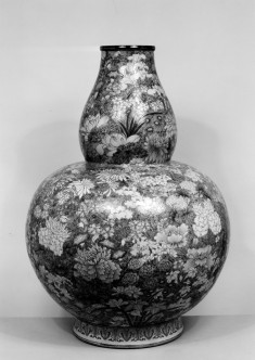 Gourd-shaped Vase with "One Hundred Flowers" Decoration