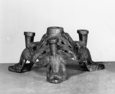 Tripod with three dragons