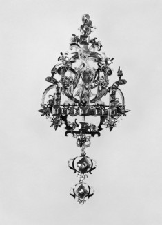 Pendant with Pelican and Frogs