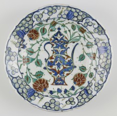 Iznik Plate with Depiction of a Ewer