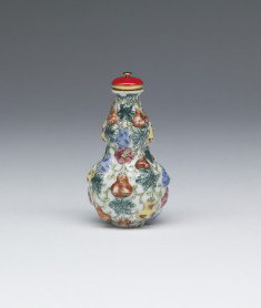 Snuff Bottle Decorated with Gourds and Vines