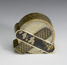 Box in the Shape of Two Inksticks Crossed on an Inkstone
