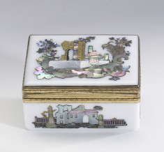 White Glass Snuffbox with Shell Decorations