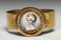 Bracelet with image of woman on porcelain