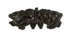 Tobacco pouch clasp with arm wrestlers