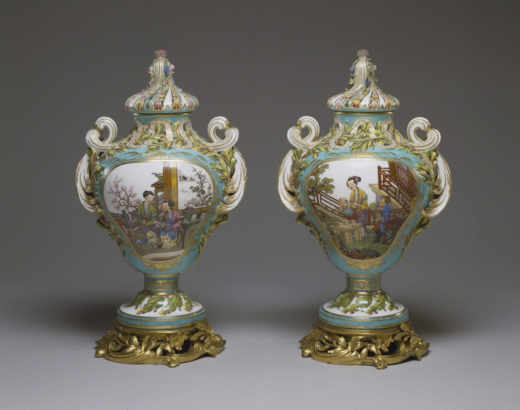 Pair of Potpourri Vases (Vases pot pourri feuilles de mirte)