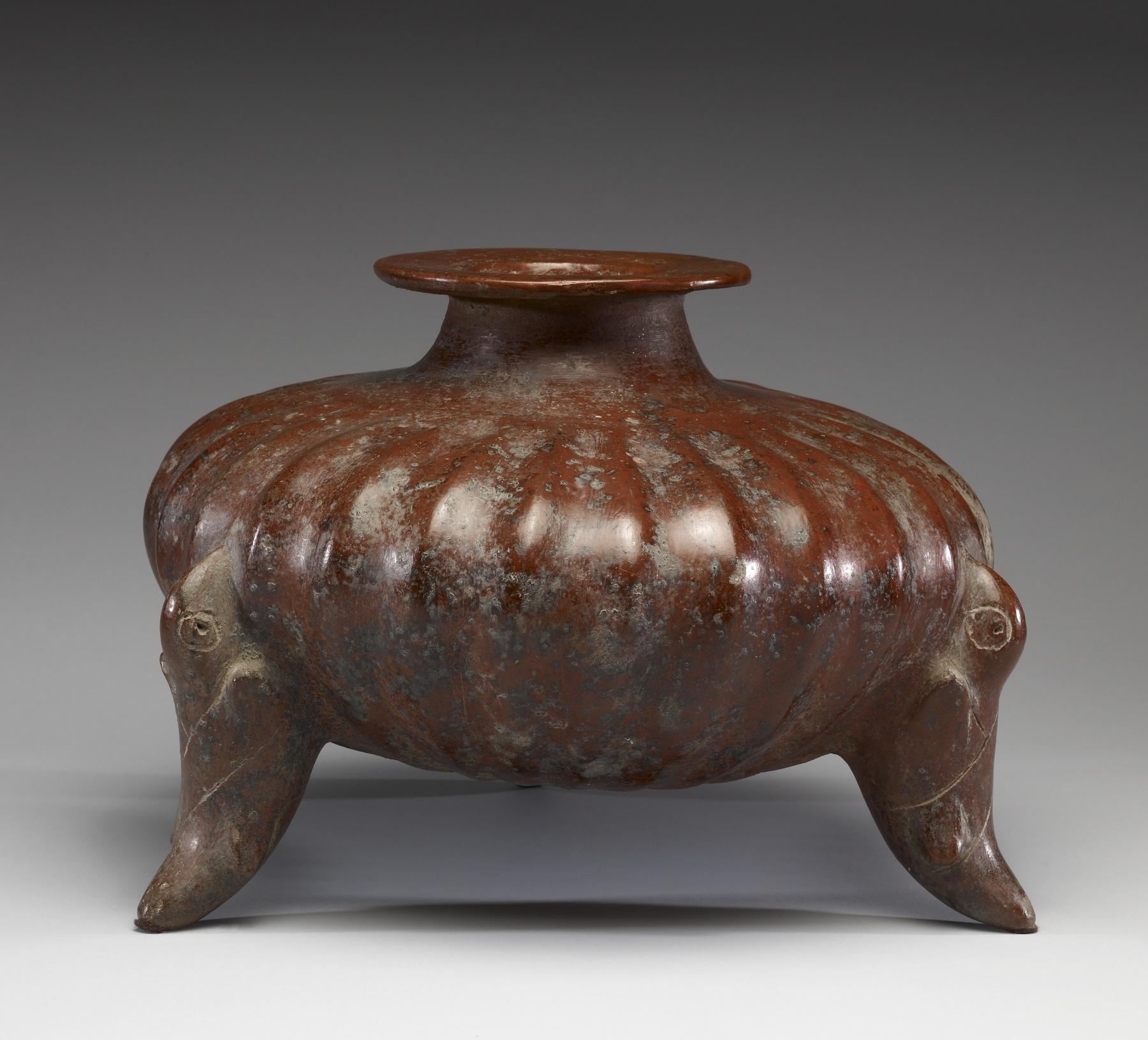 Jar with parrot-shaped supports