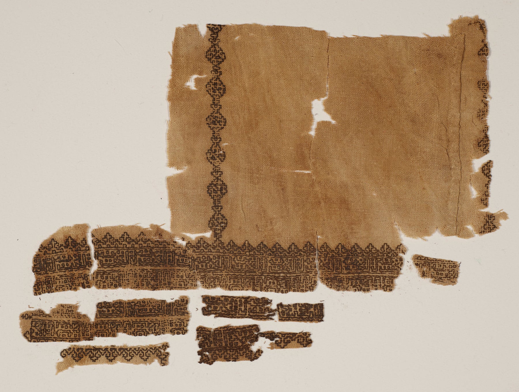 Tiraz fragment with embroidered patterns and script